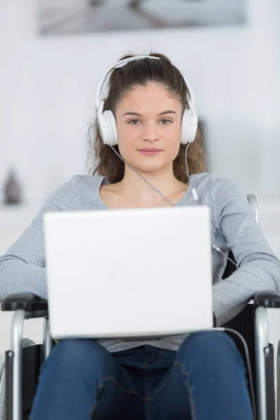 Gehandicapte Vrouw Luisteren Naar Muziek Thuis — Stockfoto