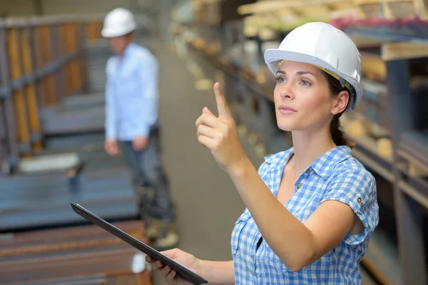 Femme Portant Casque Rigide Tenant Presse Papiers Pointant — Photo