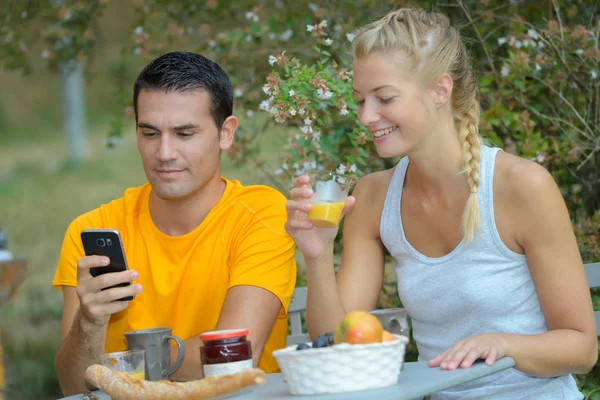 Lyckliga Paret Sitter Gatan Café Man Använder Telefonen — Stockfoto