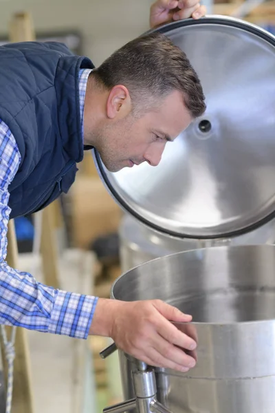 Man Controleren Brouwen Mechanisme — Stockfoto