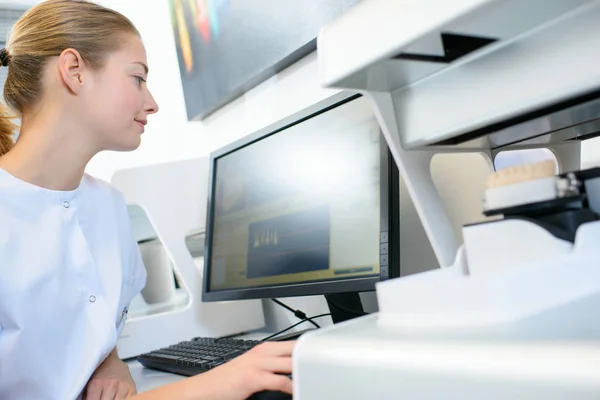 Enfermera Dental Usando Computadora — Foto de Stock