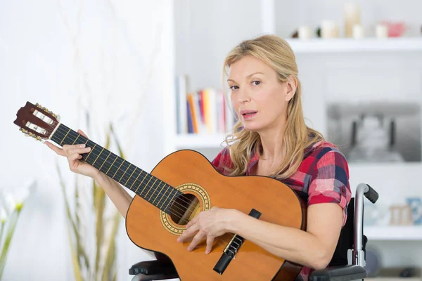 Mulher Madura Cadeira Rodas Tocando Guitarra — Fotografia de Stock