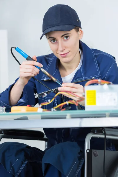 Placa Impressa Eletrônica Solda Técnica Feminina — Fotografia de Stock