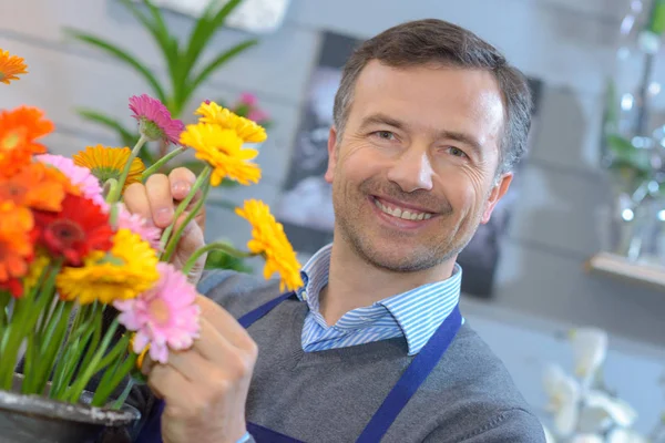 Mannelijke Bloemist Schikken Van Bloemen — Stockfoto