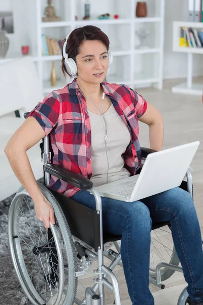 Κατακόρυφη Προβολή Της Ανάπηρη Γυναίκα Χρησιμοποιώντας Φορητό Υπολογιστή — Φωτογραφία Αρχείου