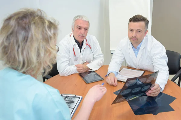 Équipe Médicale Assise Table Hôpital Moderne — Photo