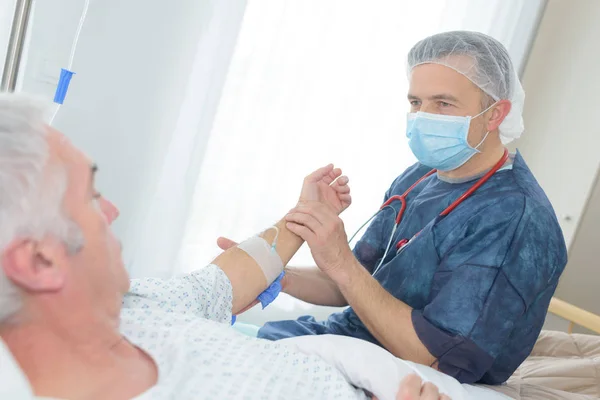 Médico Vestindo Uma Máscara Visitando Paciente — Fotografia de Stock