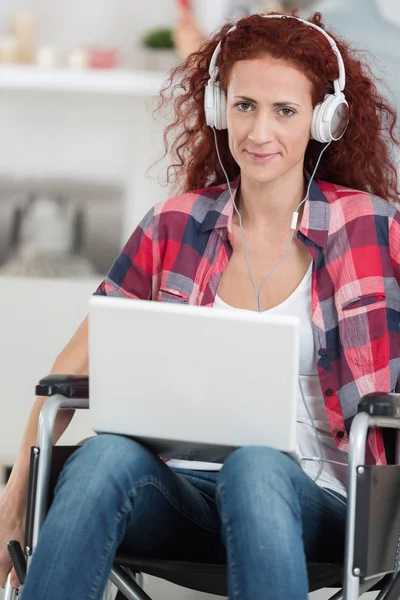 Mulher Com Deficiência Com Laptop Fones Ouvido Relaxante Casa — Fotografia de Stock