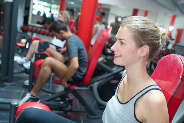 Kvinnan Gör Ben Övning Gymmet — Stockfoto