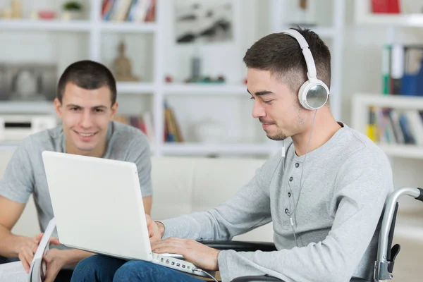 Lächelnder Behinderter Schüler Mit Klassenkamerad Der Hause Arbeitet — Stockfoto