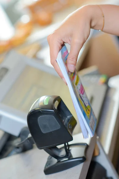 Frau Scannt Produkt Und Scannt — Stockfoto