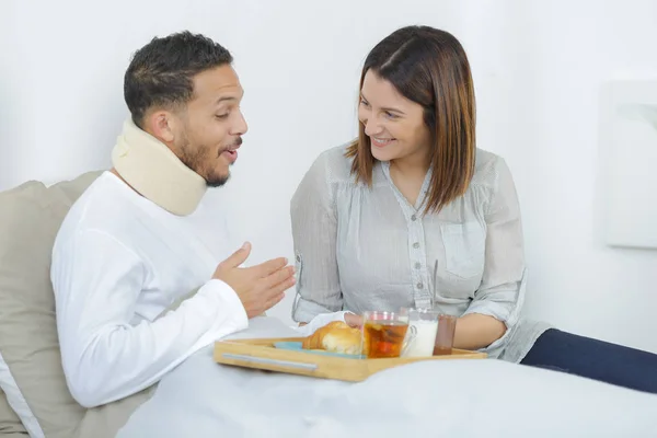 Gewonde Man Met Maaltijd Dienblad — Stockfoto