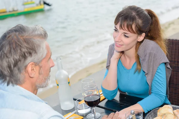 Pareja Cenando Aire Libre Restaurante —  Fotos de Stock