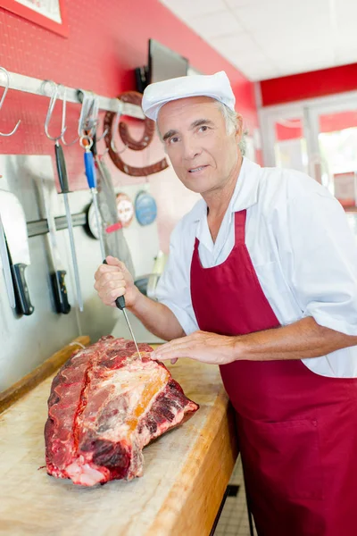 经验丰富的厨师切牛肉 — 图库照片