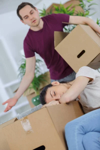 Trött Att Packa Lådor — Stockfoto