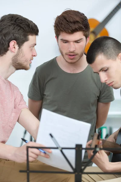 Musiker Diskussion Und Musik — Stockfoto