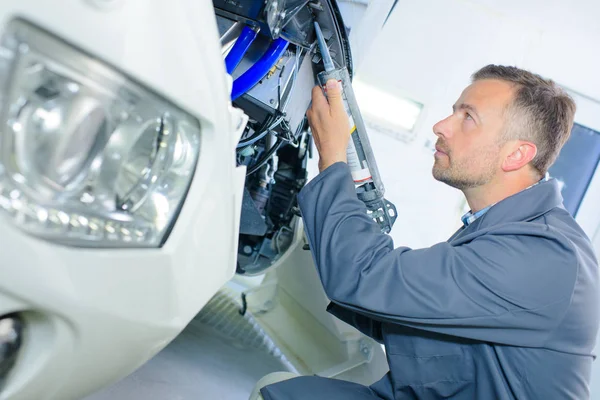 Mechaniker Mit Silikonpistole Fahrzeug — Stockfoto