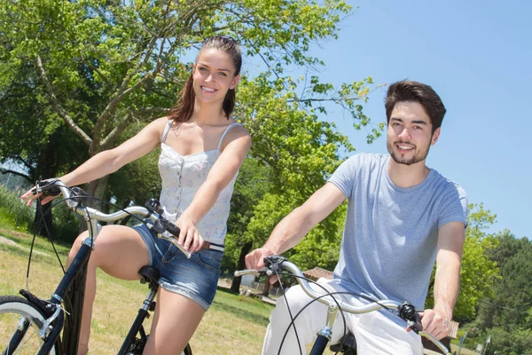 Retrato Aire Libre Pareja Adolescente Montar Bicicleta Naturaleza —  Fotos de Stock