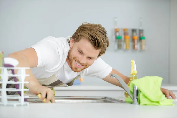 Homem Limpando Pia — Fotografia de Stock