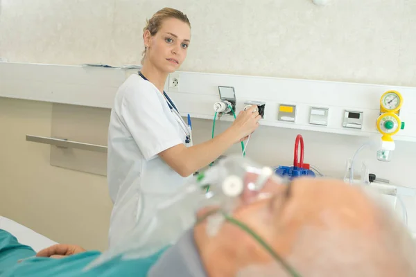 Krankenschwester Passt Oxtgen Versorgung Von Patient Krankenhaus — Stockfoto