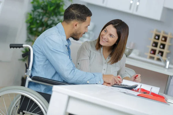 Amour Fille Avec Son Petit Ami Fauteuil Roulant — Photo