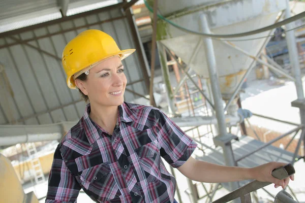 サイトで幸せ女性建設労働者の肖像 — ストック写真