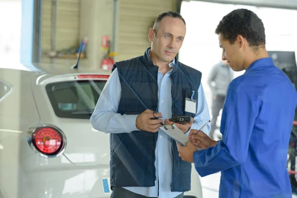 Mechanik Samochodowy Rozmowie Dyrektor Garażu — Zdjęcie stockowe