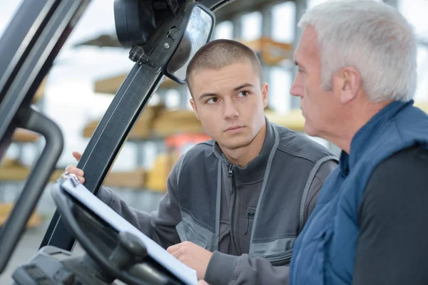 Heftruck Chauffeur Industriële Logistiek Magazijn Met Mede Werker — Stockfoto