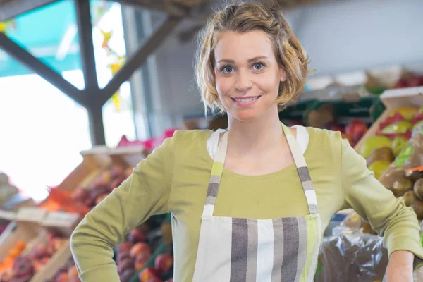 Personale Femminile Sorridente Nella Sezione Biologica Del Supermercato — Foto Stock