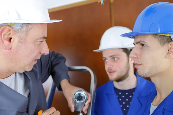 Profesor Observando Los Estudiantes Trabajando Circuitos Eléctricos — Foto de Stock