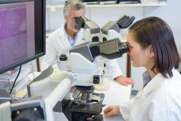 Trabajadores Laboratorio Masculinos Femeninos Que Buscan Microscopios —  Fotos de Stock