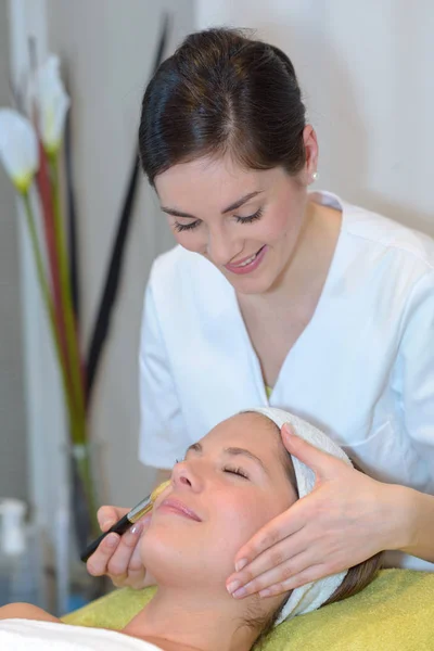 Make Kunstenaar Doen Professionele Make Van Jonge Vrouw — Stockfoto