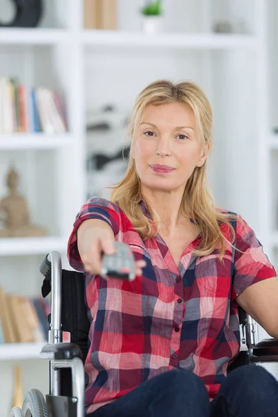 Donna Anziana Disabile Che Guarda Soggiorno — Foto Stock