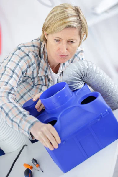 Blond Kvinna Installera Nya System — Stockfoto