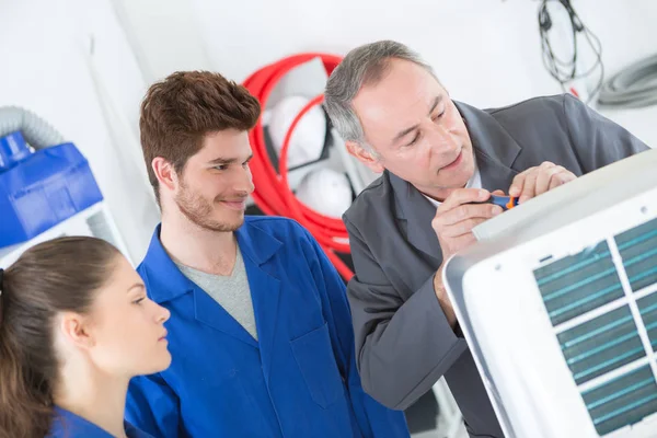 Jóvenes Aprendices Electricistas Aprendices — Foto de Stock