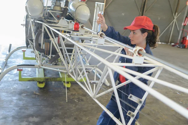Kvinna Kontrollera Flygmaskin Hangar — Stockfoto