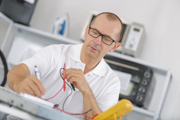 Mannelijke Elektricien Controleren Van Airconditioning Met Digitale Multimeter — Stockfoto