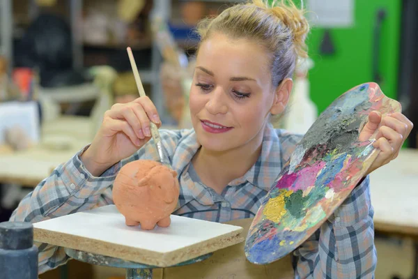 Mujer Pintando Objeto — Foto de Stock