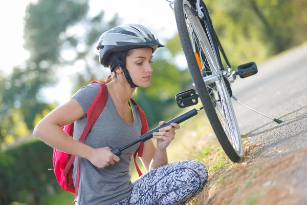 Menina Fixação Pneu Bicicleta Fora — Fotografia de Stock