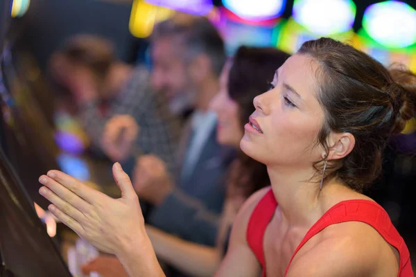 Kvinna Som Förlorat Alla Sina Pengar Spelautomat — Stockfoto