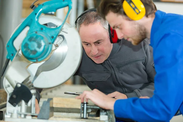 Tischler Mit Lehrling Ausbildung — Stockfoto