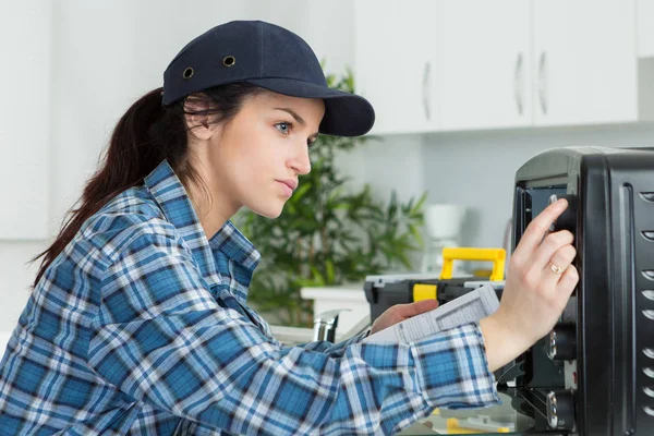 Ženské Elektrikář Pracuje Spotřebiče Pro Domácnost — Stock fotografie