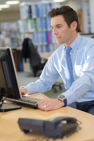 Άνθρωπος Στο Γραφείο Που Χρησιμοποιούν Τον Υπολογιστή — Φωτογραφία Αρχείου