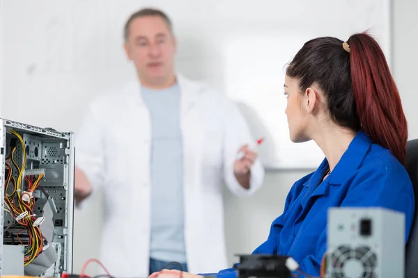 Toekomstige Elektronische Assemblerl Leerling — Stockfoto