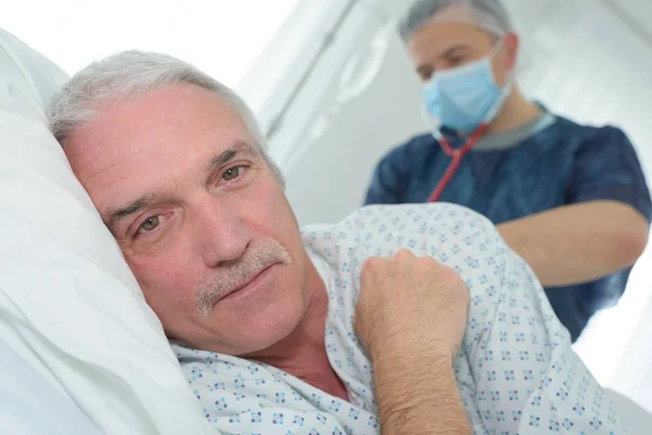 病院で彼のベッドの上に横になっている幸せな患者 — ストック写真