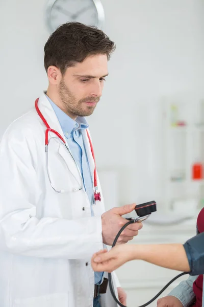 Médico Midiendo Presión Arterial Paciente — Foto de Stock