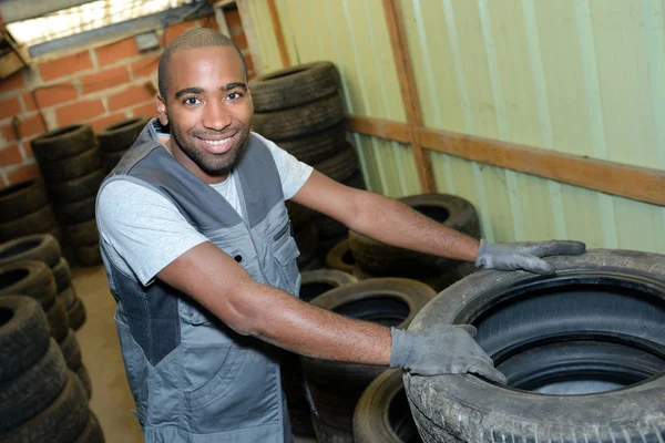 Trabajador Con Neumáticos Neumáticos — Foto de Stock