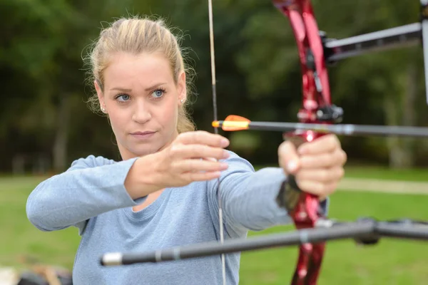 Atraente feminino praticando tiro com arco no intervalo — Fotografia de Stock