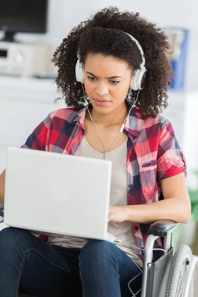 Handicap dame surfen op het web — Stockfoto