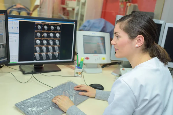 Radiologiste surveillant l'écran — Photo